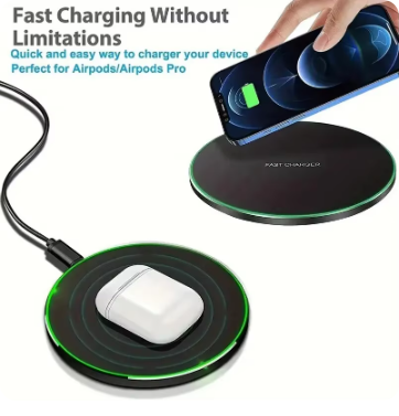 CHARGEUR SANS FIL A INDUCTION rechargeant un smartphone, illustrant sa praticité pour le télétravail avec un design élégant et fonctionnel pour divers appareils compatibles Qi.